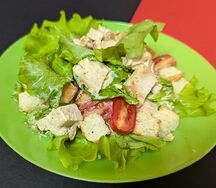 Салат Цезарь с курицей