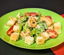 Салат Цезарь с креветками
