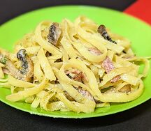 Паста в сливочном соусе с грибами и ветчиной