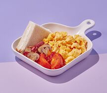 Сытный завтрак с колбасками и томатами