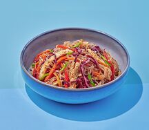 Салат с фунчозой и курицей