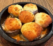 Шляпки шампиньонов, запеченные с сыром