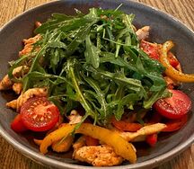 Салат с куриной грудкой, болгарским перцем и рукколой