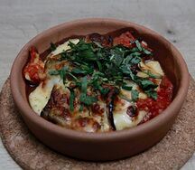 Баклажаны, запеченные с сулугуни и помидорами