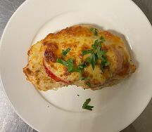 Куриное филе, запеченное с томатами и сыром