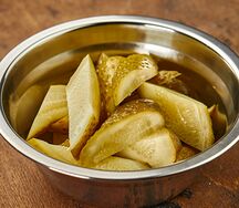 Миска маринованных огурцов