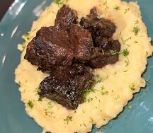 Томленые щеки с картофельным пюре