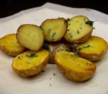 Молодой картофель с чесноком
