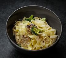 Паста с курицей, брокколи, сливочным соусом и миндальными лепестками