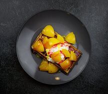 Вафля со сливочным кремом и персиками