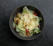 Салат айсберг с обжаренным куриным бедром