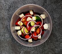 Овощной салат с маслинами и брынзой
