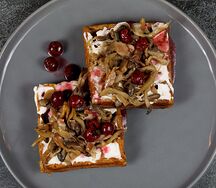 Вафля с вешенками и беконом