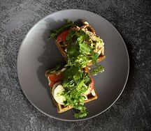 Вафля с куриной грудкой, томатами и кинзой