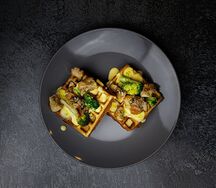 Вафля с обжаренным куриным бедром и сырным соусом