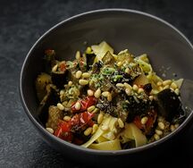 Паста с печеными овощами, соусом песто и кедровыми орешками