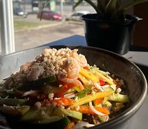 Салат с манго и креветками