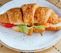 Круассан с форелью