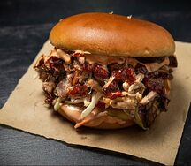 Бургер с рваной свининой