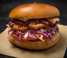 Бургер с копченой курочкой