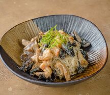Стеклянная лапша с тигровыми креветками и курицей