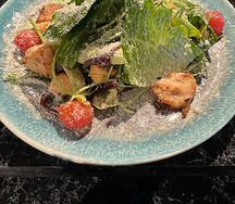 Салат Цезарь с курицей