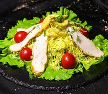 Салат Цезарь с курицей