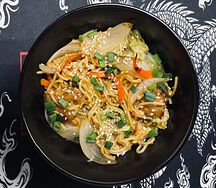 Яичная лапша с курицей в кисло-сладком соусе
