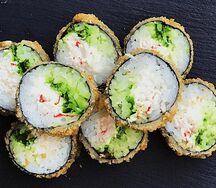 Теплый ролл с крабом и чукой