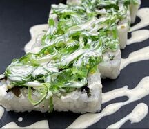 Ролл с чукой и ореховым соусом