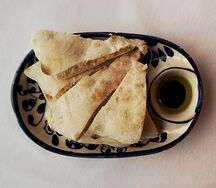Лепешка с оливковым маслом и бальзамиком