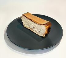 Баскский чизкейк с арахисом и карамелью