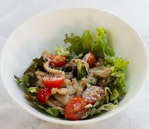 Салат с курицей и помидорами черри
