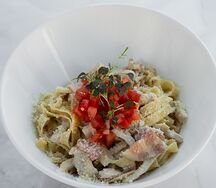Паста с курицей, беконом и базиликом