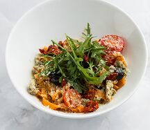 Паста с индейкой, вялеными томатами и рукколой