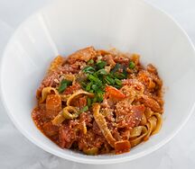 Паста с беконом, фасолью и оливками