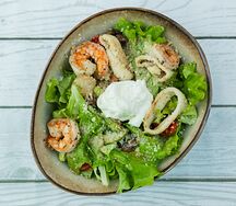 Салат с морепродуктами и овощами