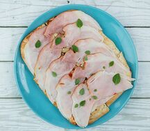 Пицца с ветчиной и грибами