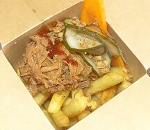 Фрайтис с рваной свининой, огурцами в бурбоне и луком фри