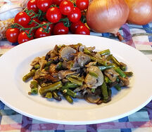 Фасоль стручковая с грибами и чесноком