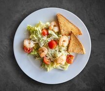 Салат Цезарь с креветками