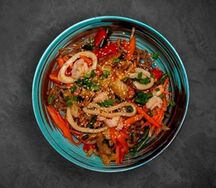Лапша гречневая соба или пшеничная удон с морепродуктами