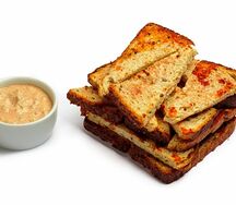 Гренки сушеные с розовым соусом
