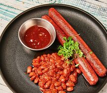 Говяжьи колбаски с красной фасолью и томатным соусом