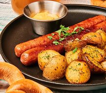 Колбаски из птицы с запеченным картофелем и горчичным соусом