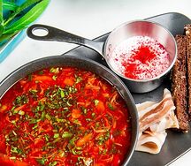 Борщ с домашним салом и гренками