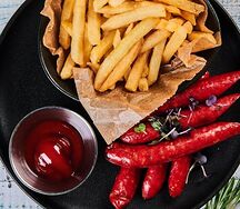 Копчёные колбаски с картофелем фри и томатным соусом