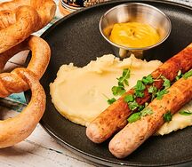 Баварские колбасы с картофельным пюре и горчицей