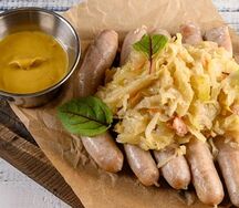 Мюнхенские колбаски с тушеной капустой и горчицей