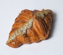 Круассан Лимонный с маком